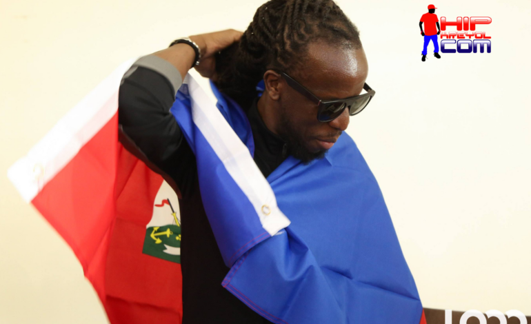 Youssoupha portant le drapeau d'Haïti. / Loop